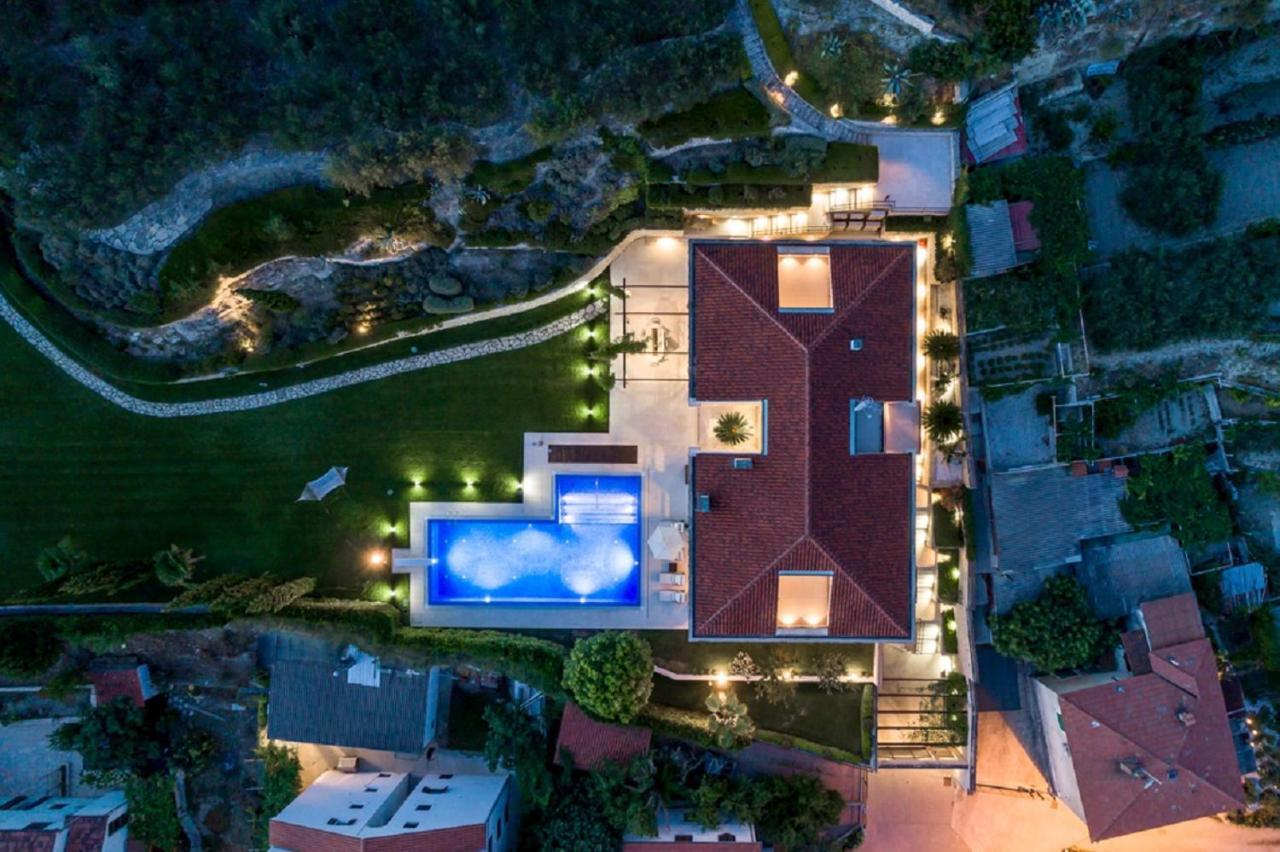 Vila Exclusive Marnano - Center Split